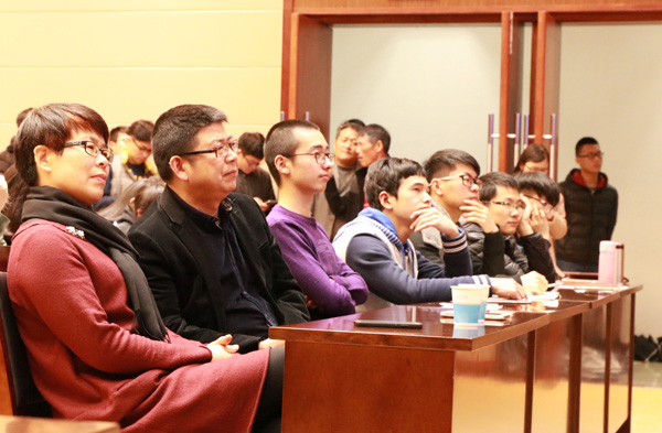 朱敏忠说,思政教学只是给学生提供一种新视野,如果对